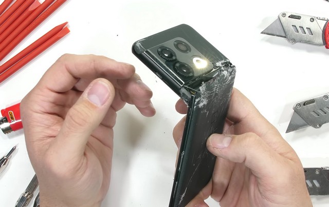 OnePlus 10 Pro bricht während des Haltbarkeitstests in zwei Hälften