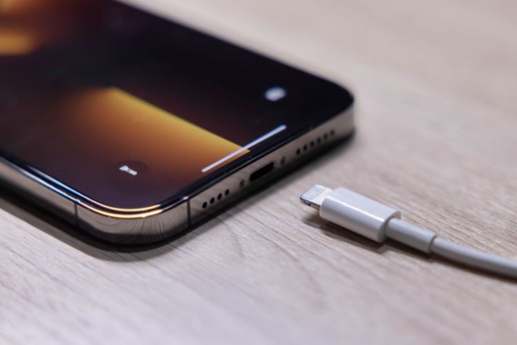 iPhone 14 Pro Max not charging when using a Samsung USB-C adapter