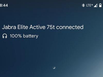 The Pixel "At a Glance" Widget Now Shows the Battery Status of Connected Bluetooth Devices