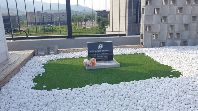 This Korean Engineer Built a Classy Gravestone to Honor the Now-Dead Internet Explorer!