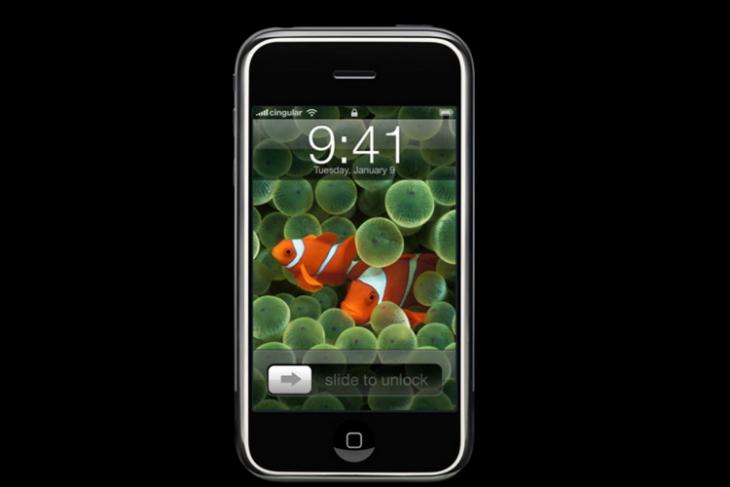 Clownfish trở lại trên iOS 16 Developer với hình nền thật đáng yêu và vui nhộn. Hình ảnh cá hề vàng sáng trên nền màu xanh lá cây là một điểm nhấn rất ấn tượng trên chiếc iPhone của bạn. Đây là một lựa chọn tốt cho những ai muốn cập nhật một hình nền mới mẻ và độc đáo cho thiết bị của mình. 