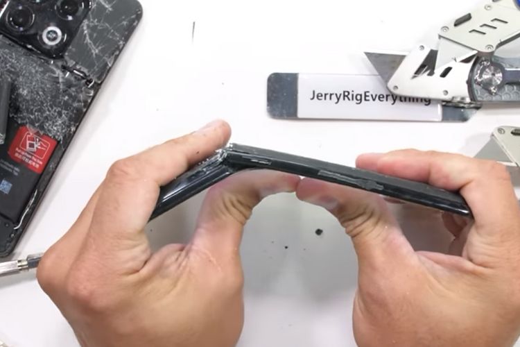 OnePlus 10T Can Break into Two like the OnePlus 10 Pro
https://beebom.com/wp-content/uploads/2022/08/oneplus-10t-failed-durability-test.jpg?w=750&quality=75