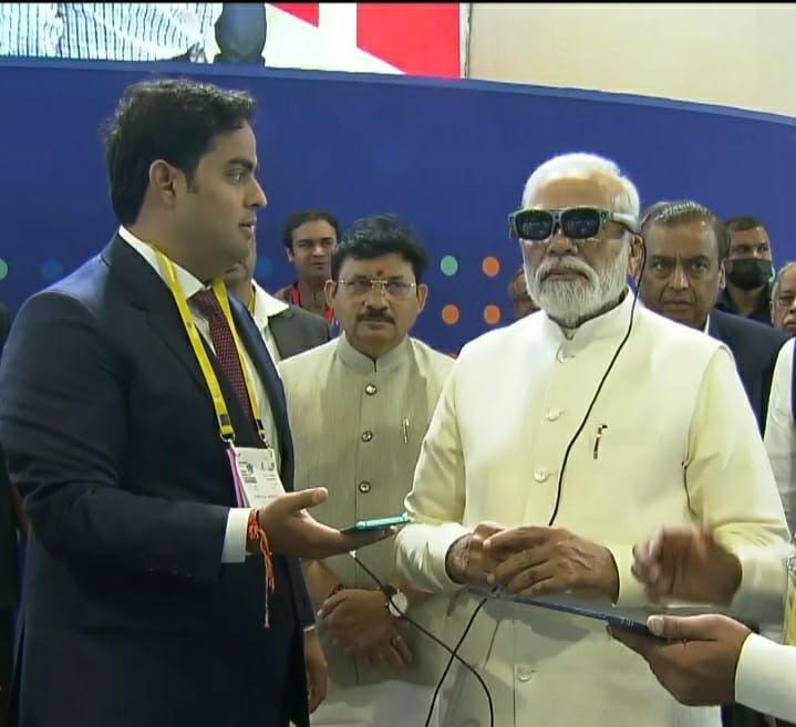 PM Narendra Modi testing Jio True 5G devices