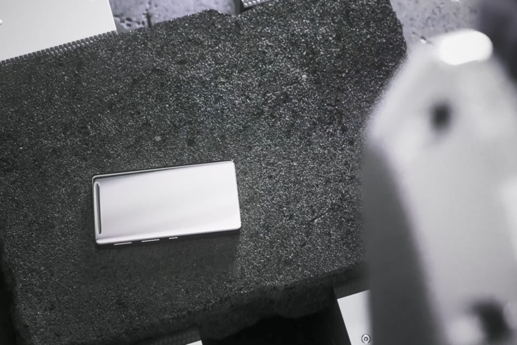 Corning Gorilla Glass Victus auf Asphalt