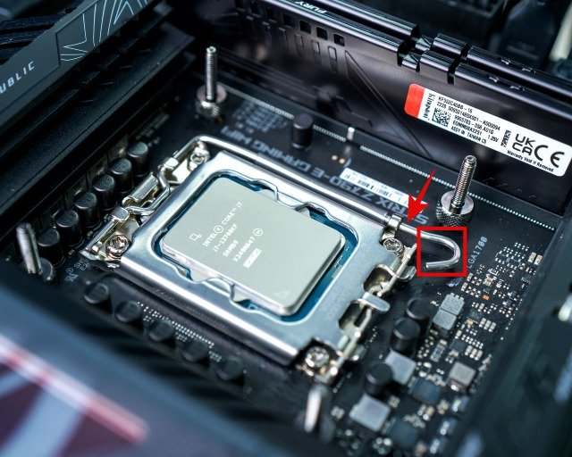 Intel または AMD CPU をマザーボードに取り付ける方法