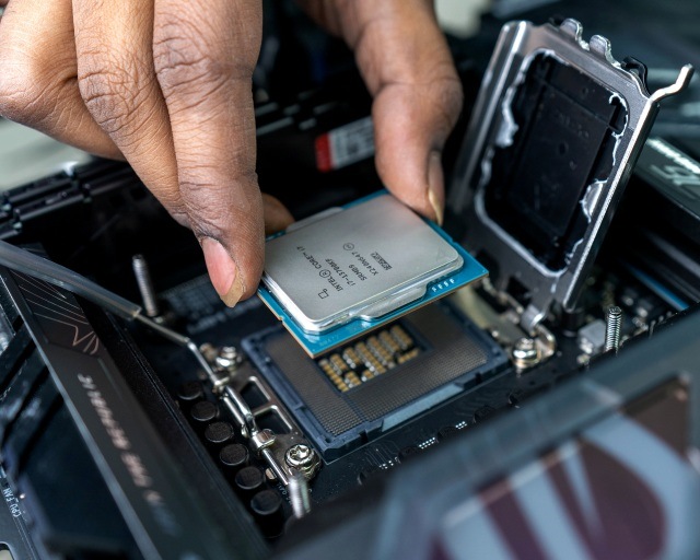 How to Install Intel or AMD CPU on Your Motherboard (2024) Beebom