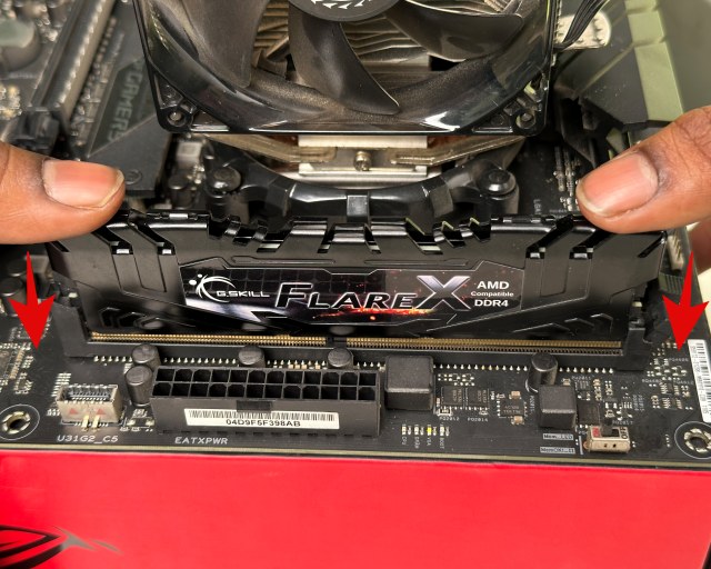 Como instalar RAM na placa-mãe do seu PC (2023) 5 procedimento de instalação de ram ddr4