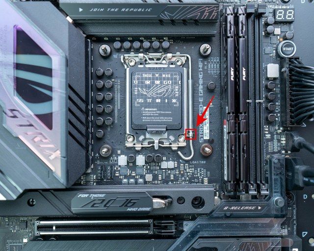 Intel または AMD CPU をマザーボードに取り付ける方法