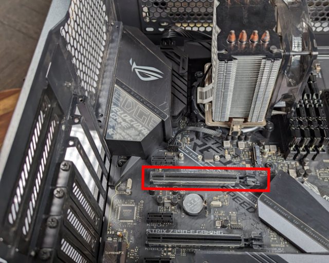 マザーボード上の強調表示された PCIe スロット