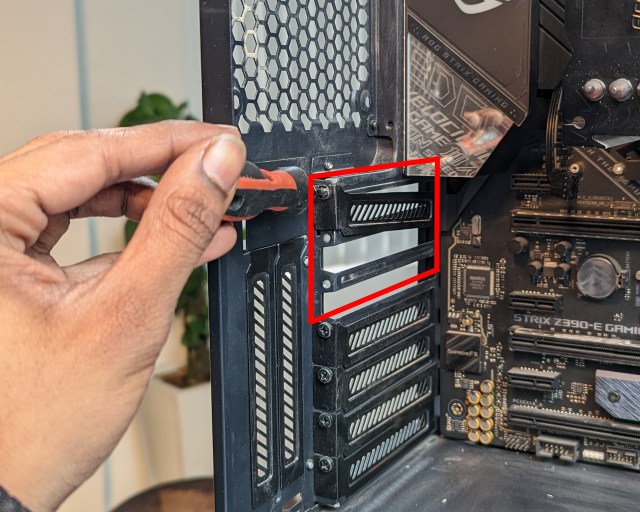 pcie expansion slot bracket of pc case