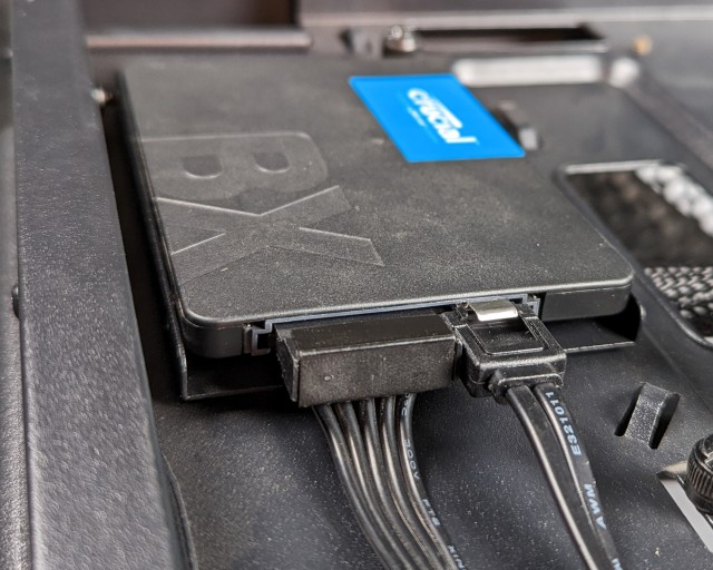 Alimentación sata y cable sata enchufado en ssd