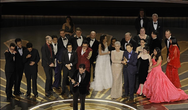 An image of the crew of Everything Everywhere All at Once in Oscars 2023.