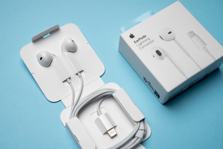安いそれに目立つ Apple EarPods with Lightning Connector …