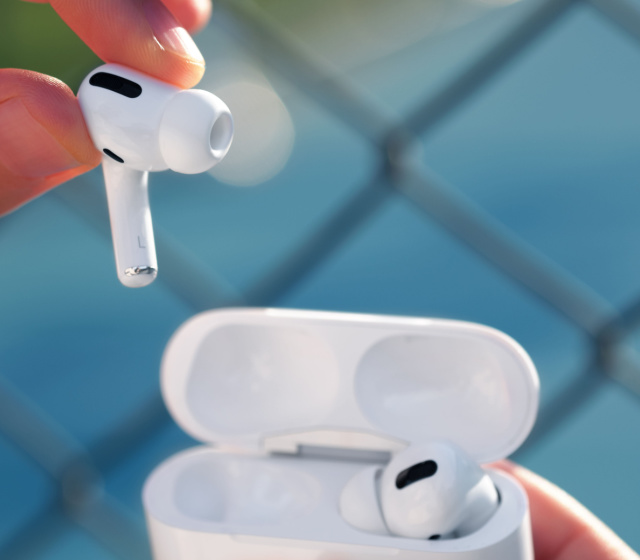AirPods or AirPods Case Not Charging? How to Fix! Beebom