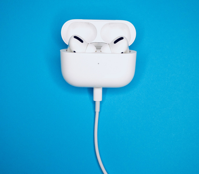 Apple airpods pro best sale not charging in case