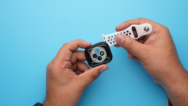 «Не удается снять ремешок Apple Watch? Хотите знать, как его отсоединить и отрегулировать посадку? Я вас прикрою — продолжайте читать, чтобы узнать, как заменить ремешок часов»