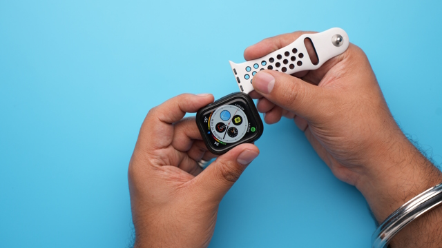 How to change the clearance band on the apple watch