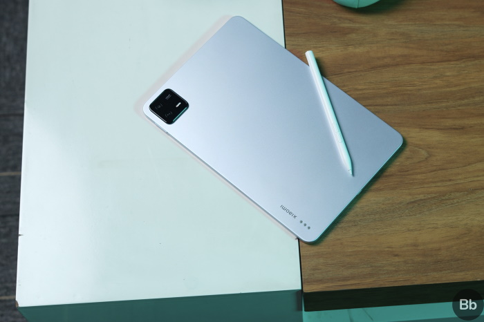 Painel traseiro do Xiaomi Pad 6 com uma caneta em uma mesa