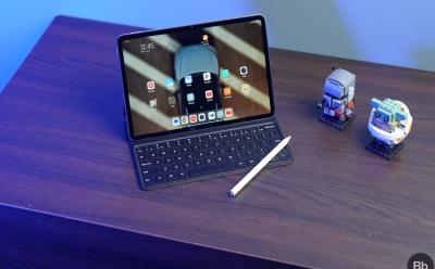 xiaomi pad 6 with styulus and keyboard on a table