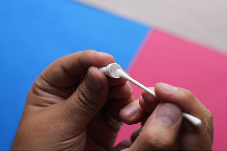 How to Clean AirPods and Charging Case [2024 Guide] Beebom