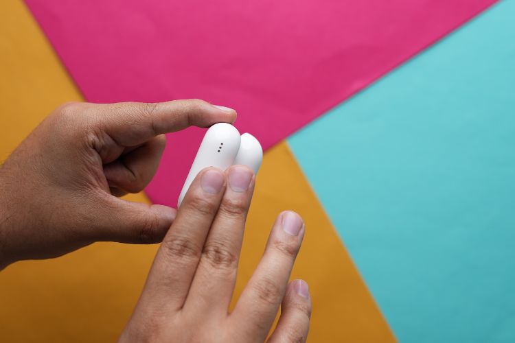 How to Clean AirPods and Charging Case [2024 Guide] | Beebom