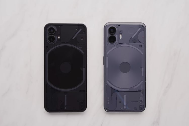 Nothing Phone (2) on the right in comparison to the Nothing Phone (1) on the left