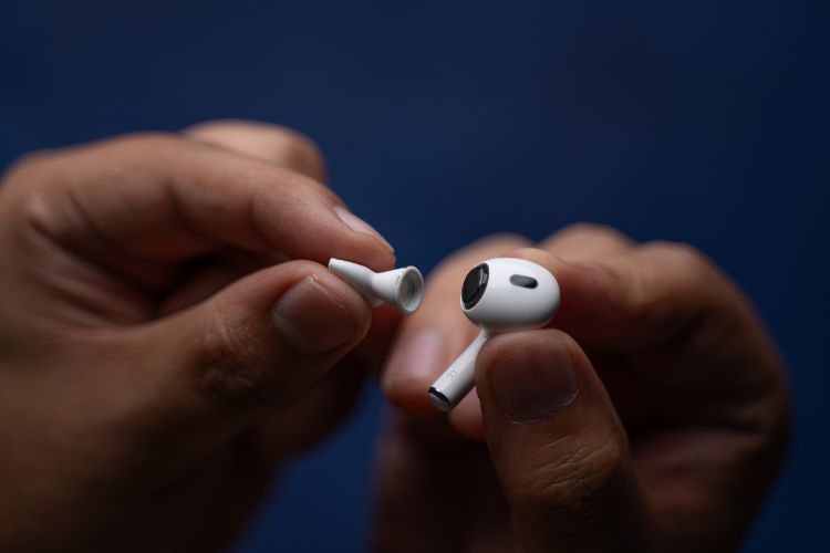 Airpods pro how to best sale change earbuds