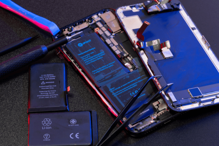 This-image-depicts-the-removal-of-smartphone-battery.jpg