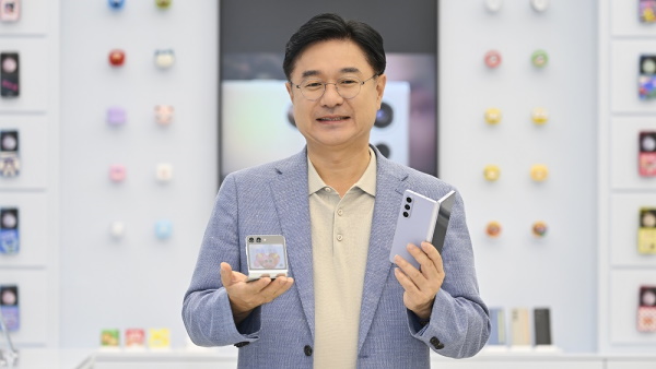 JB Park, Samsung SWA CEO with the Galaxy Z Fold 5 and the Galaxy Z Flip 5