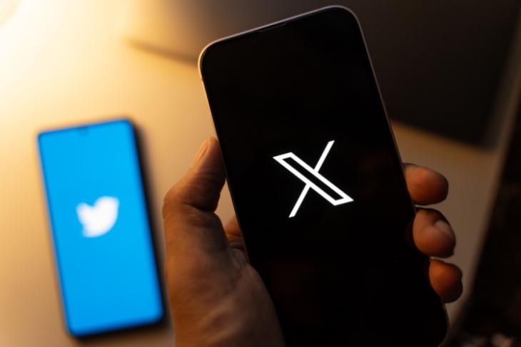 This image represents the former Twitter logo and the new Twitter logo projected via two different smartphones