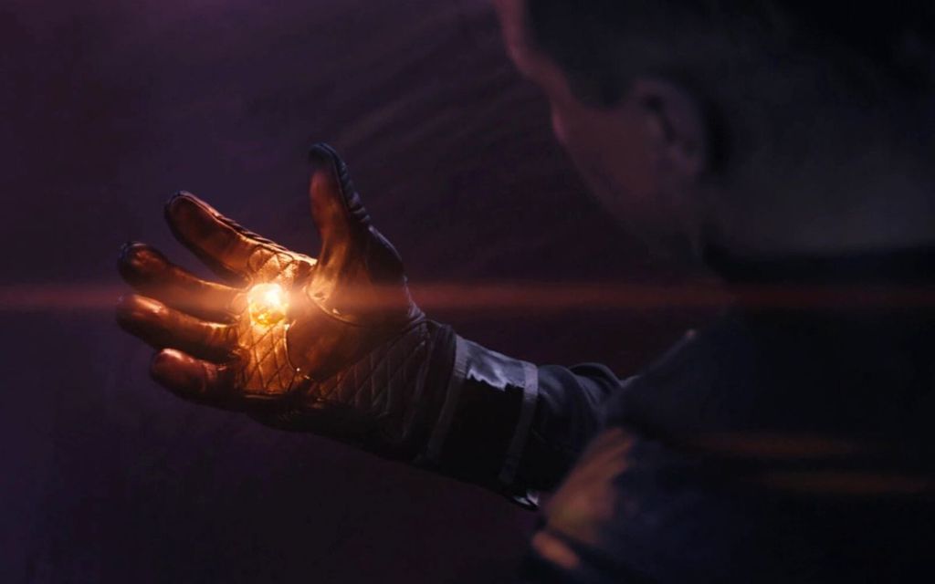 Thanos holding the Soul Stone in Marvel's Infinty War