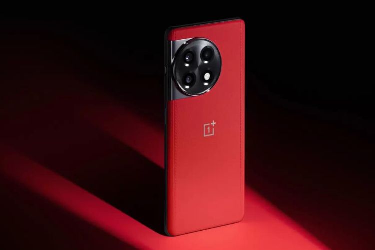 OnePlus 11R in solar red