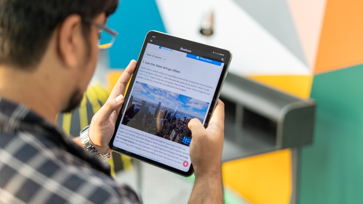 Reading an article on Beebom using the OnePlus Pad Go