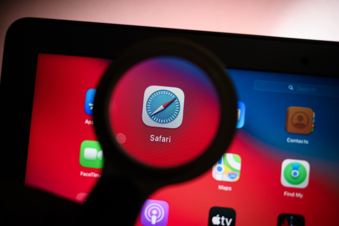 Safari icon shown through a magnifying glass on Mac