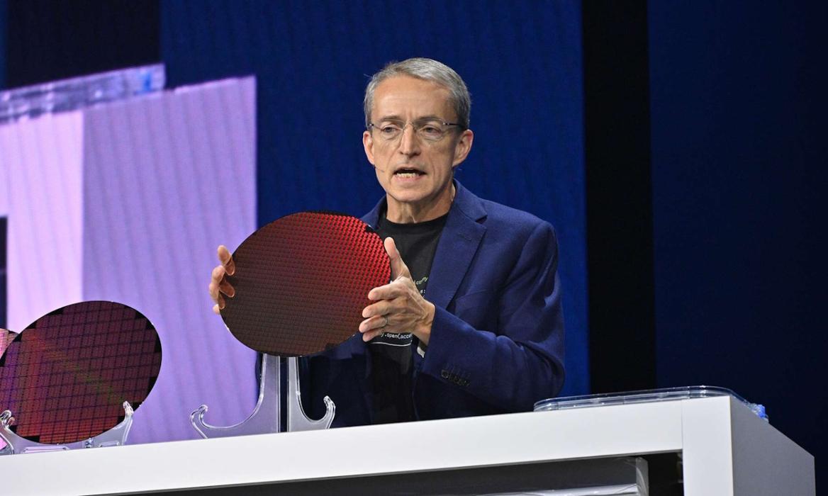 intel ceo pat gelsinger holding a silicon fab