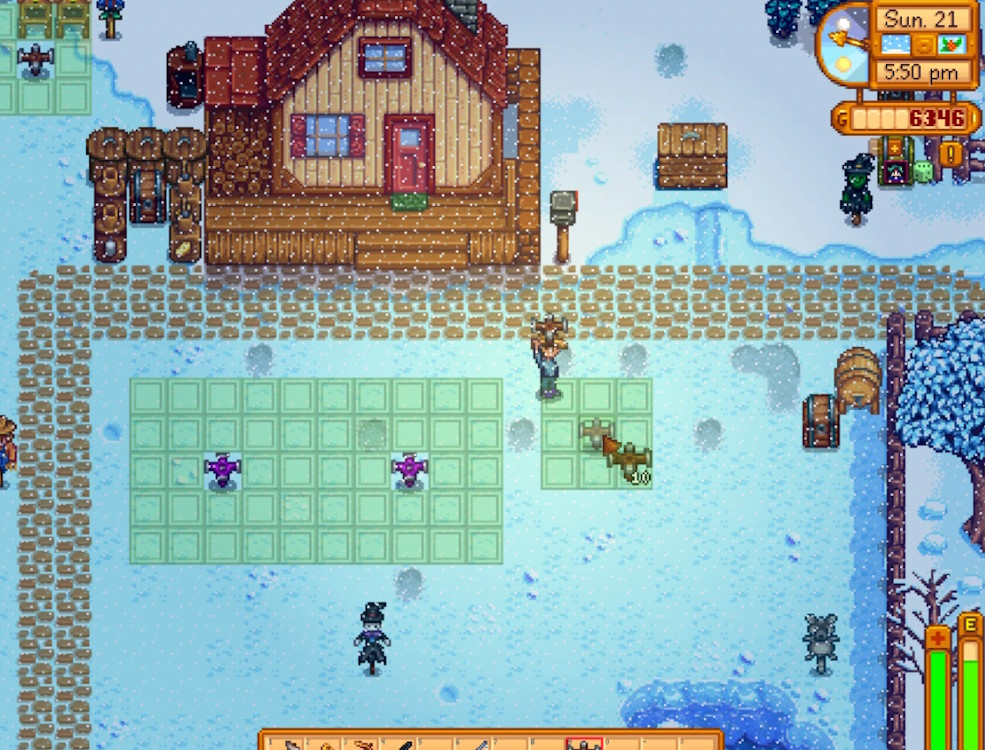 Player placing a sprinkler with the UI Info Suite Stardew Valley mod