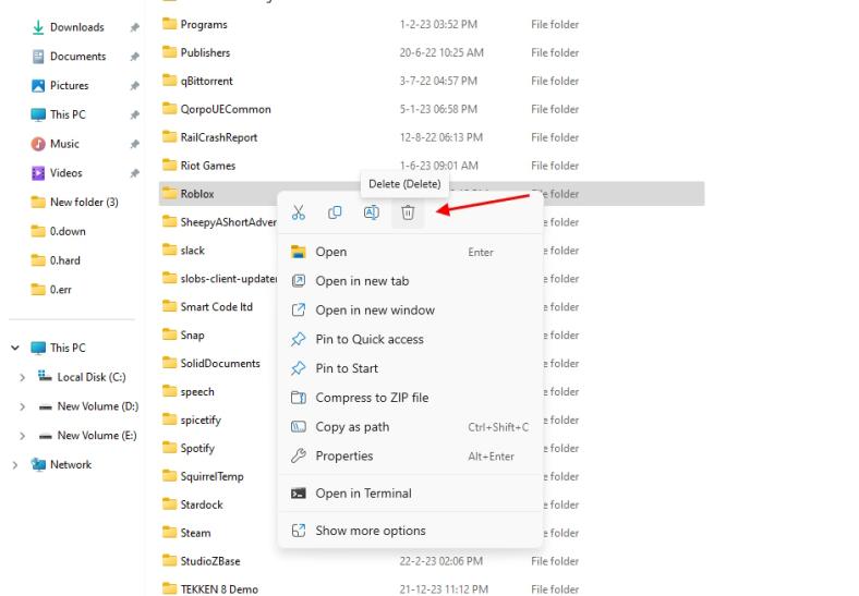 arrow pointing at delete icon in windows 11 context menu, deleting the roblox folder to clear cache
