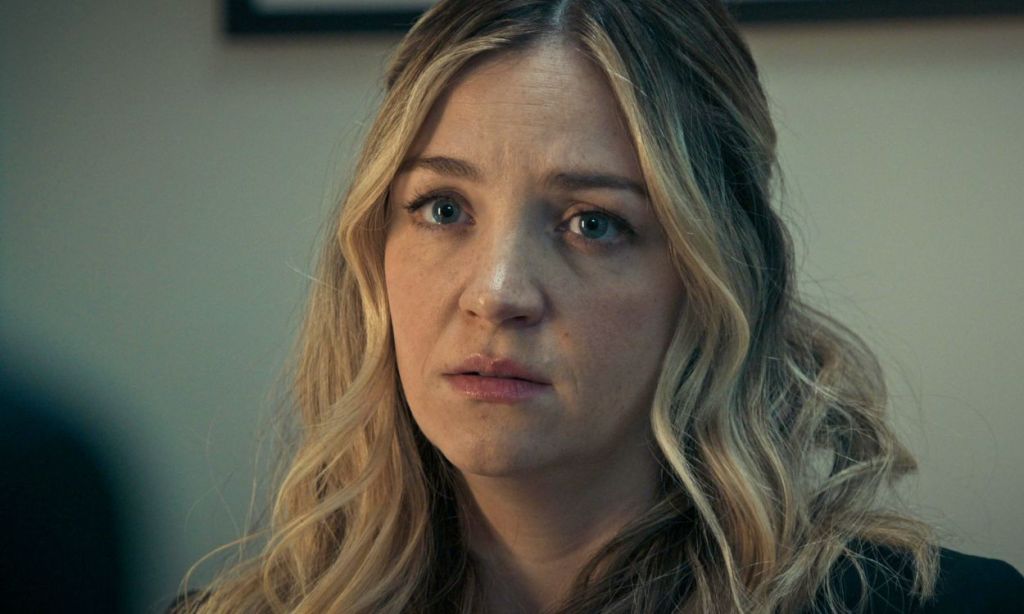 Abby Elliott concerned as Natalie Berzatto in The Bear