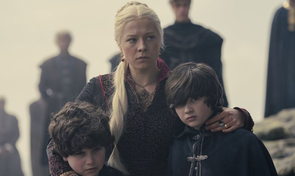 Rhaenyra avec ses fils dans HOTD