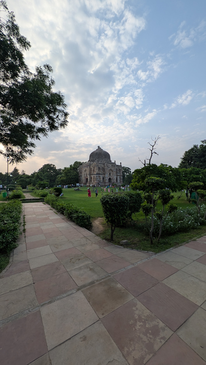 Pixel 9 Pro Fold daytime ultra-wide-angle shot of monument