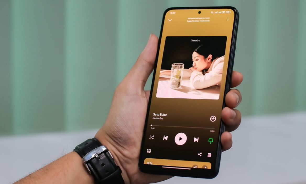 spotify music players open on an android phones