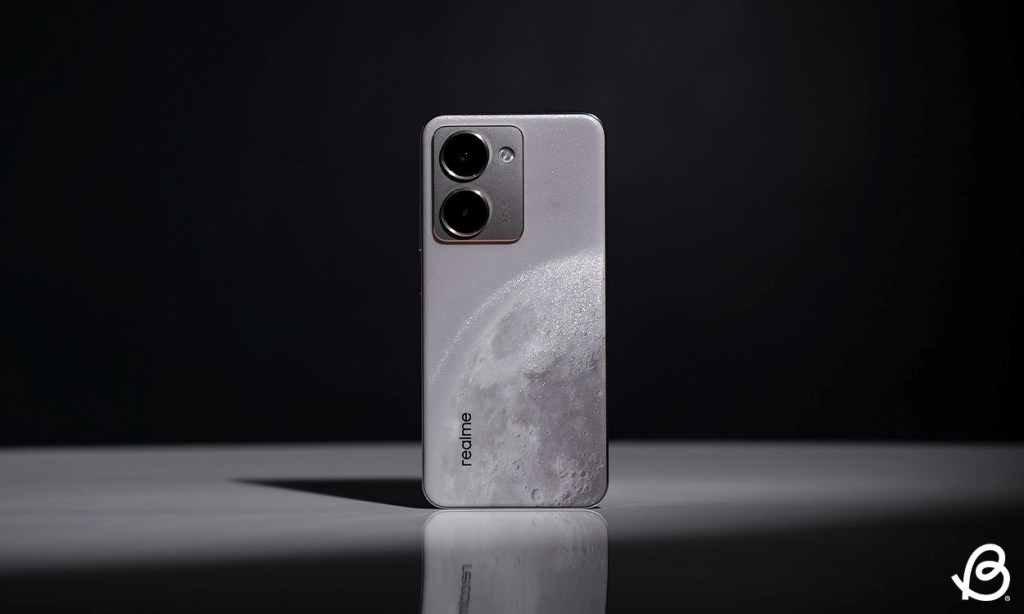 Realme P3 Ultra Showing Shadows and Depth in the Moon Design